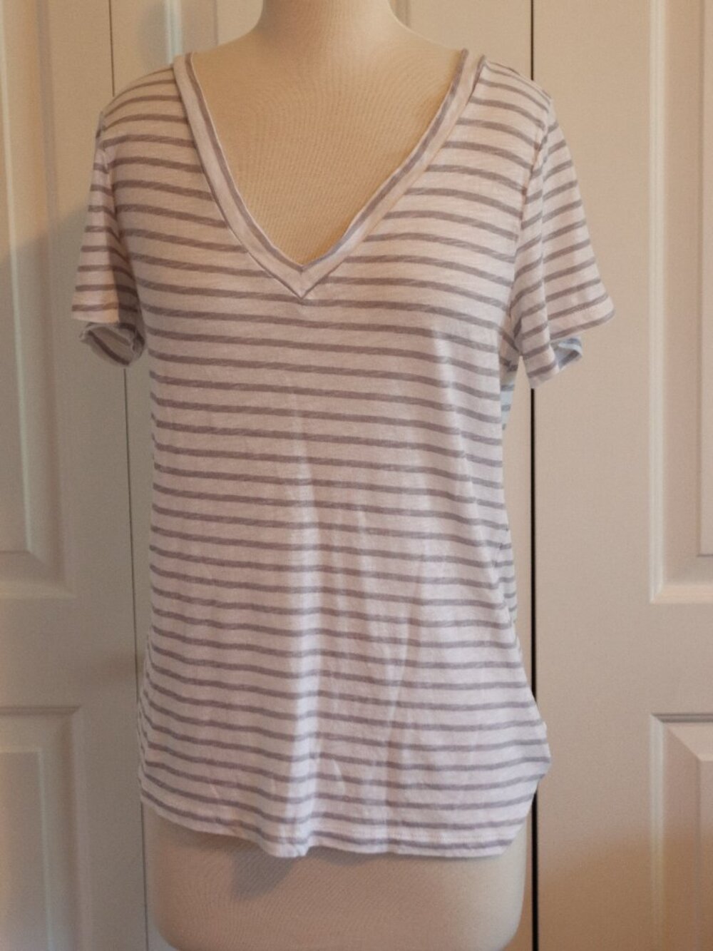 Old Navy Grey White Striped Short Sleeve Vintage V-Neck Tee Size Medium